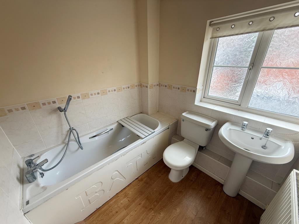 Lot: 137 - MID-TERRACE HOUSE FOR REFURBISHMENT - Bathroom with WC
